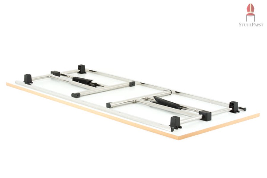 Ein hochwertiger Holzklapptisch von Stuhlpapst, der durch seinen einfachen Klappmechanismus einen schnellen Umbau von Veranstaltungsräumen ermöglicht.