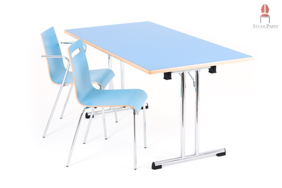 Ein ergonomisch gestalteter Holzklapptisch von Stuhlpapst, ideal geeignet für den Einsatz in Schulen, Schulungszentren und modernen Seminarräumen.